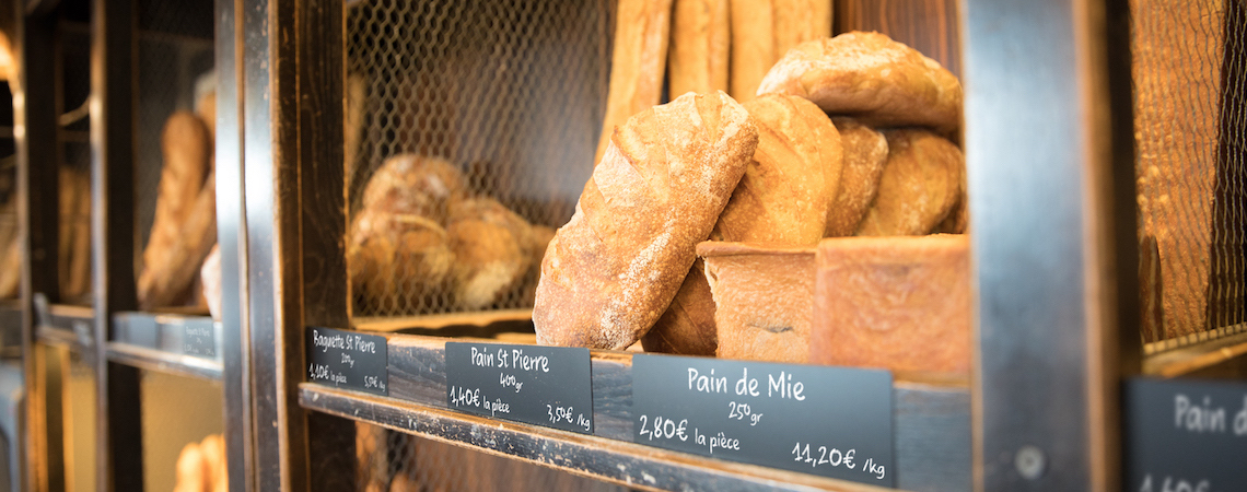 Bread displayed with a luxurious price card design