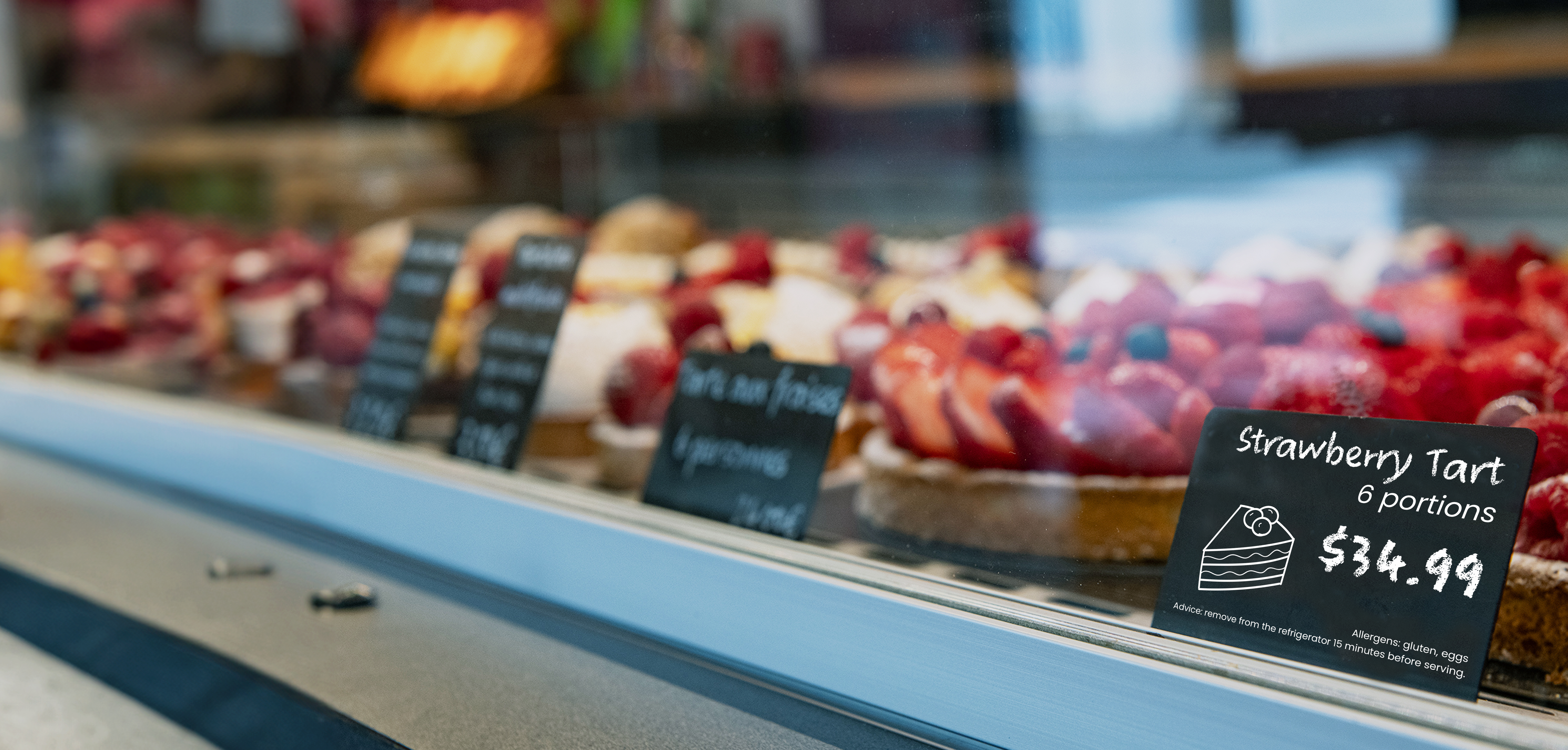 Vitrine de pâtisserie avec des étiquettes de prix en PETG recyclé