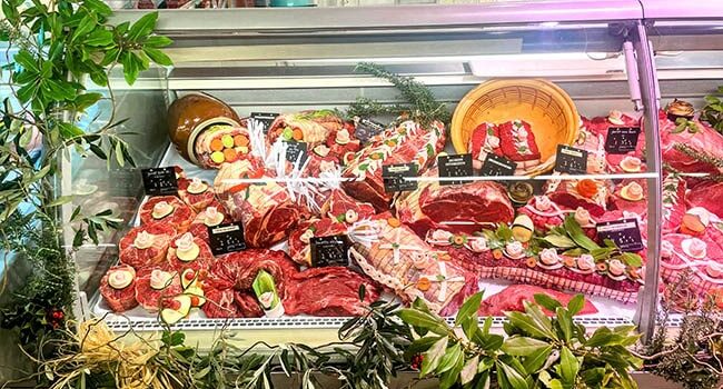 La vitrine boucherie décorée pour le Concours de la Spécialité Bouchère