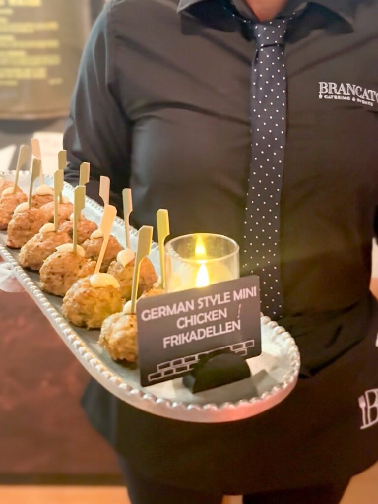 Plateau d’amuse-bouches présenté avec une étiquette alimentaire personnalisée créée avec Edikio Guest Flex