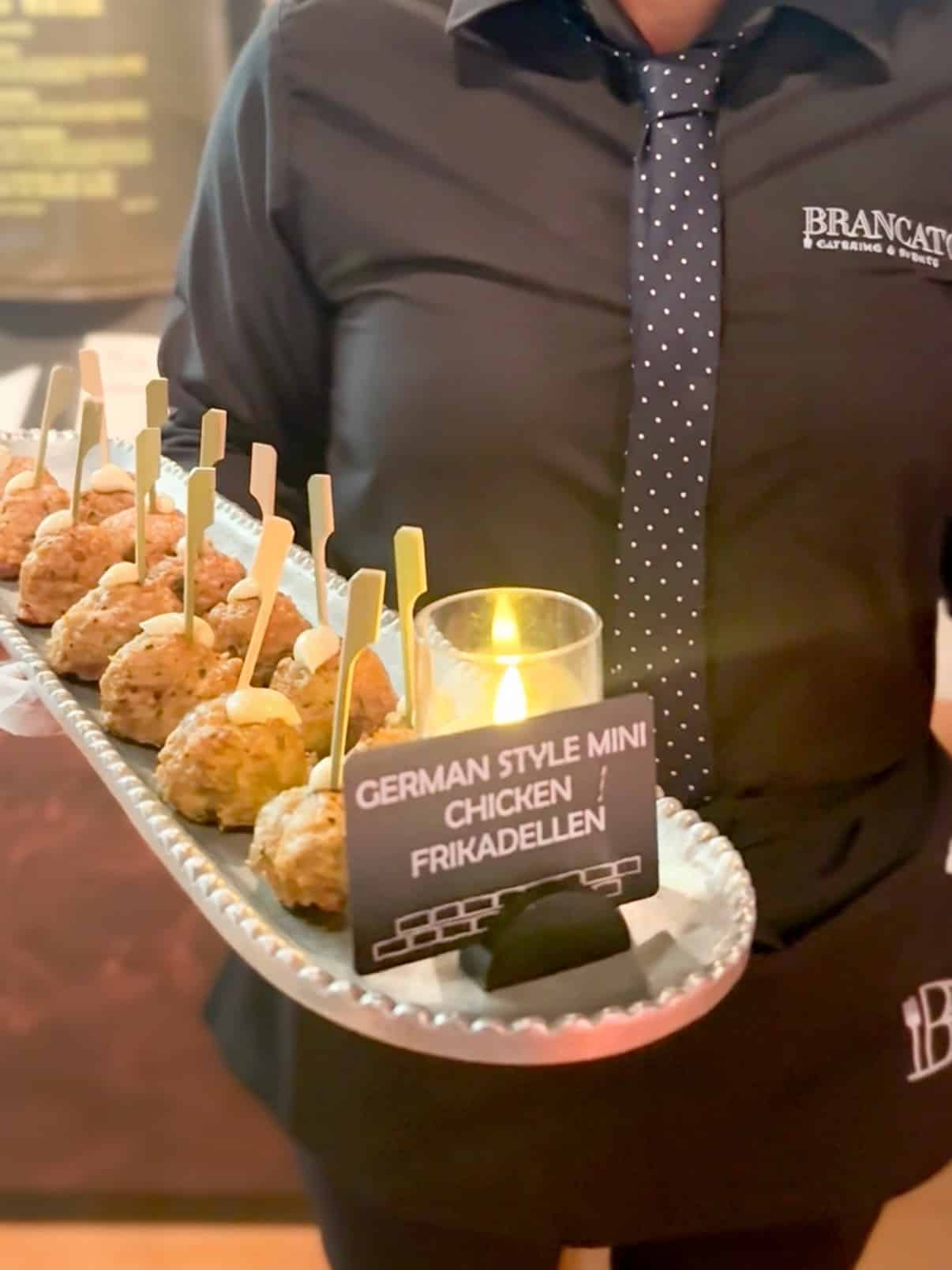 Plateau d’amuse-bouches présenté avec une étiquette alimentaire personnalisée créée avec Edikio Guest Flex