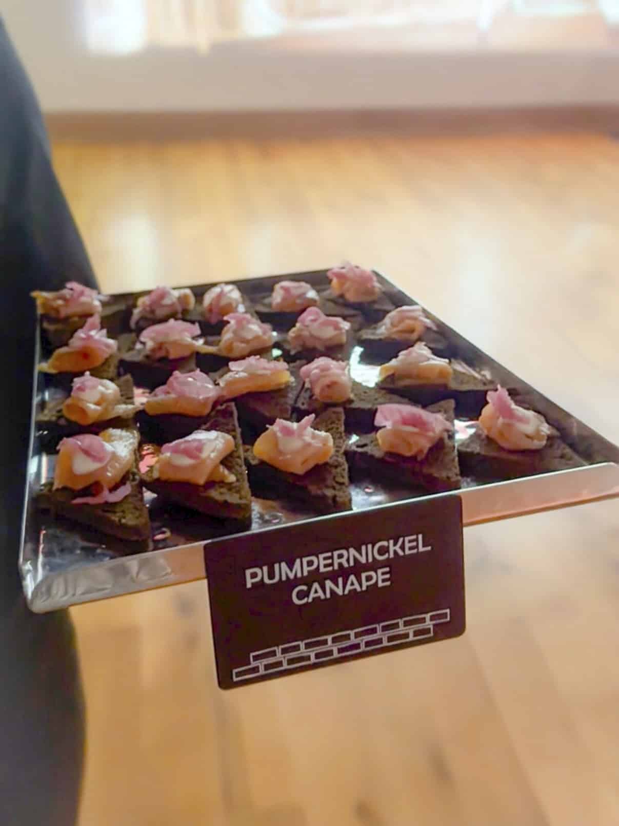 plateau d'amuses bouche mis en avant avec son étiquette