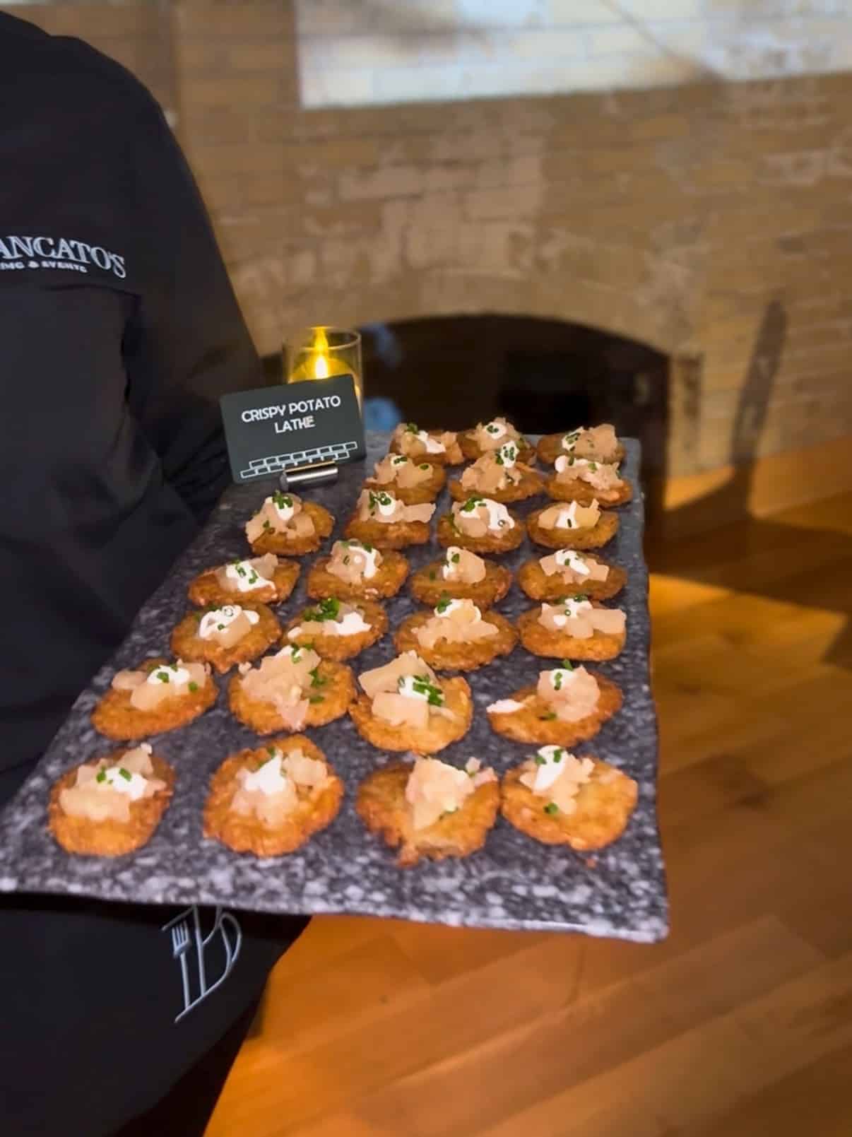 Un plateau avec des amuses bouche et son étiquette pour une mise en avant