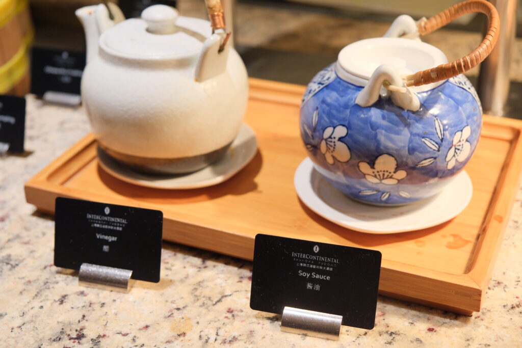 Menus personnalisés imprimés avec Edikio Guest et utilisés dans les espaces de restauration de l’InterContinental Shanghai Pudong.