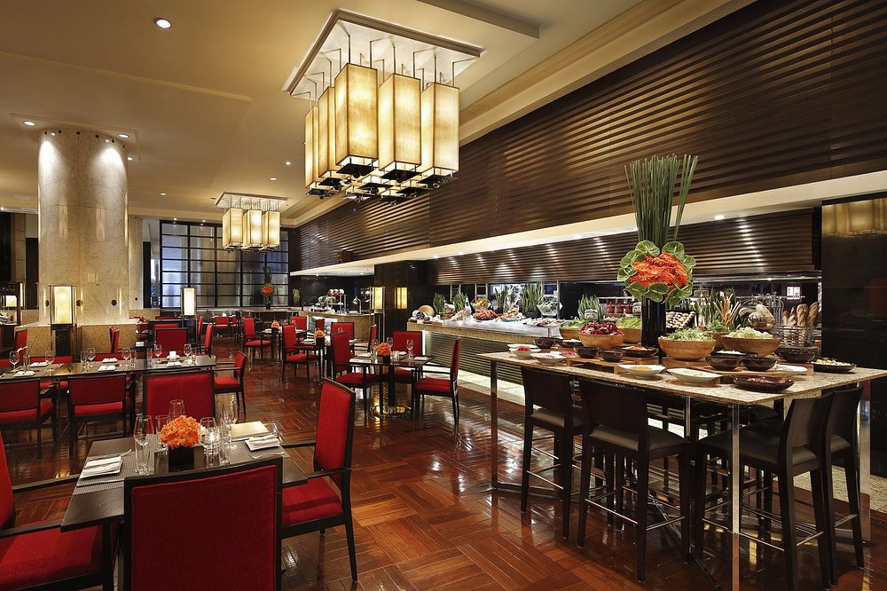 Menus d’hôtel personnalisés imprimés avec Edikio Guest et présentés dans le restaurant buffet et le salon exécutif de l’InterContinental Shanghai Pudong.